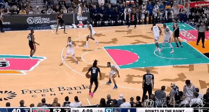 卡斯尔抢板快攻全场飞驰 旋转上篮命中 卡斯尔抢板快攻全场飞驰 旋转上篮命中